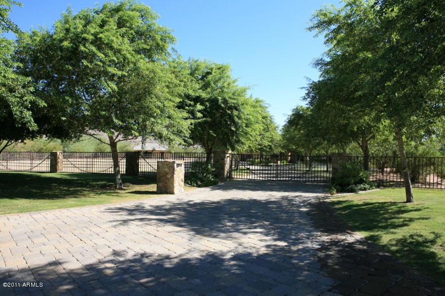 6112 N Nauni Valley Drive 8 — photo 1
