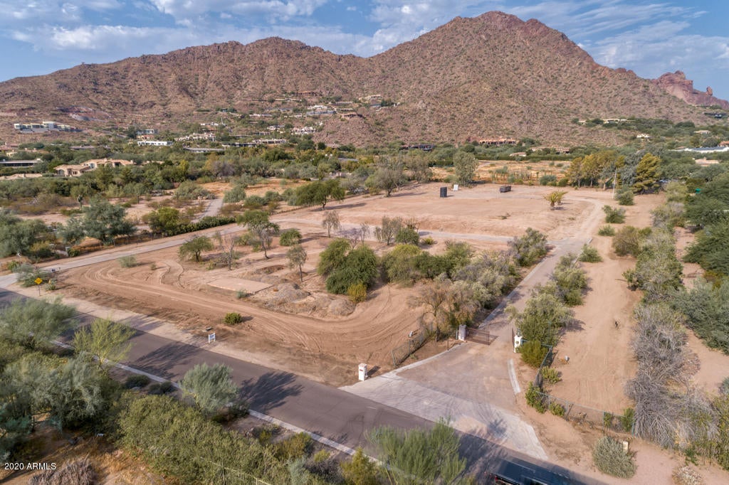 5600 N Saguaro Road 14