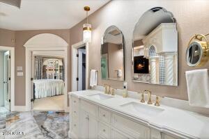 Primary suite bath with dual sinks