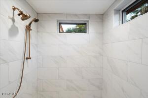 Guest en suite 4 walk-in shower