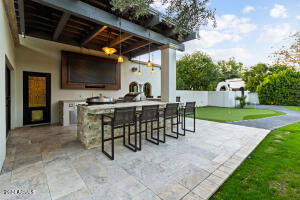 OUTDOOR BBQ AREA WITH BUILT-INS, EXTERIOR TV